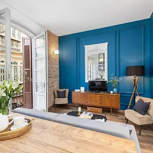  Apartment Glamorous Nino De Guevara On The Center